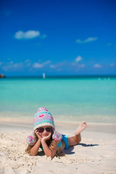 Schattig meisje kwam van winter tot zomer op strand — Stockfoto