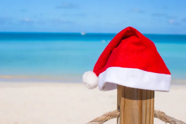 Close-up Santa hat on fence at tropical caribbean beach — Stock Photo, Image