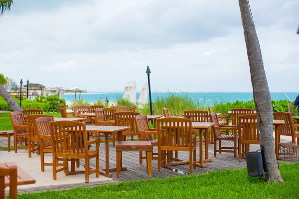在加勒比地区的热带海滩上的室外咖啡馆 — 图库照片