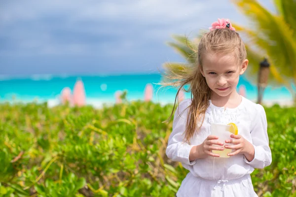 Linda niña bebiendo jugo en la cafetería al aire libre —  Fotos de Stock