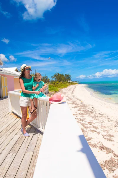 Giovane madre e sua figlia a piedi sull'isola tropicale — Foto Stock
