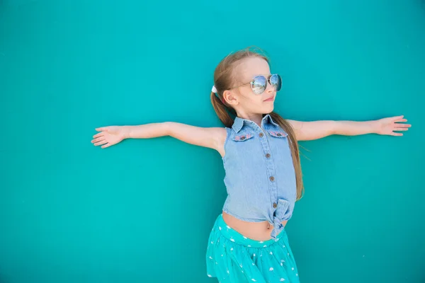 Niña en vacaciones de verano — Foto de Stock