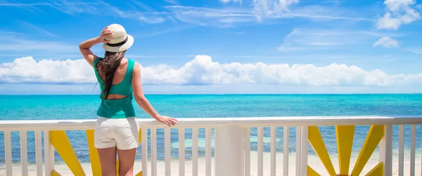 Mladá atraktivní žena na pobřeží během letních prázdnin — Stock fotografie
