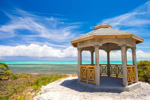 Traditional Caribbean arbor on shore — Stock Photo, Image