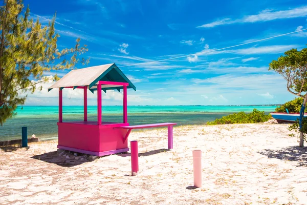 Geleneksel parlak Karayip evler sahilinde — Stok fotoğraf