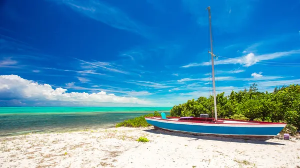 Eski balıkçı teknesi, Karayip tropik sahilde — Stok fotoğraf