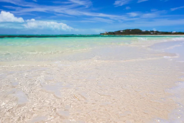 Perfect white beach with turquoise water at ideal island — Stock Photo, Image