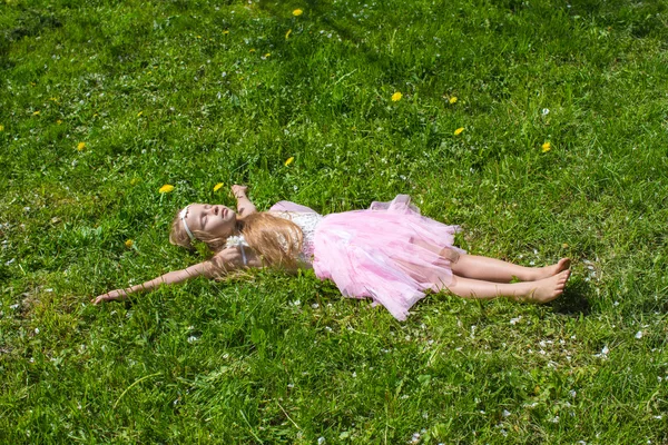 Adorable little girl have fun in blossoming apple orchard — Stock Photo, Image