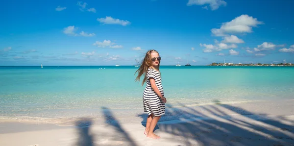 Underbar liten flicka på stranden under sommarlovet — Stockfoto