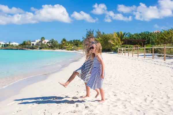 Małe słodkie dziewczyny spaceru wzdłuż piaszczystej plaży i zabawy — Zdjęcie stockowe