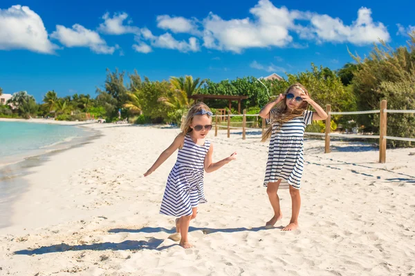 Kids enjoy summer vacation on the beach — Stock Photo, Image