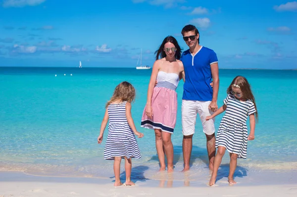 Van de vier op strandvakantie en gelukkige familie — Stockfoto
