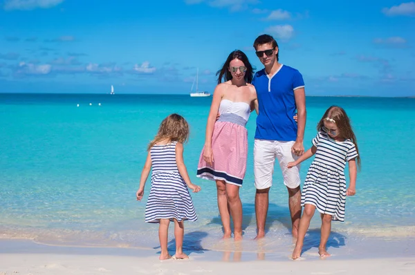 Felice famiglia di quattro persone in vacanza al mare — Foto Stock