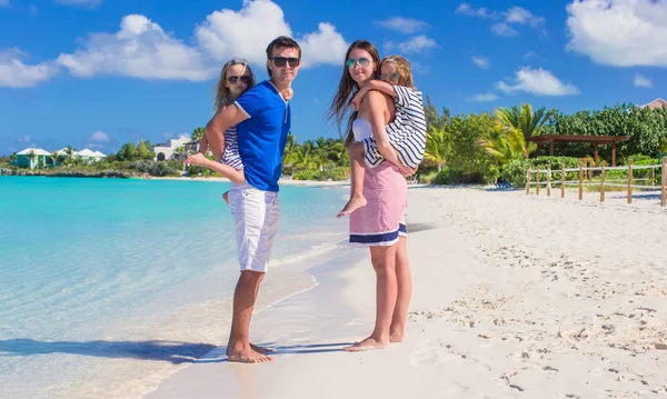 Glückliche Familie mit zwei Kindern im Sommerurlaub haben Spaß — Stockfoto
