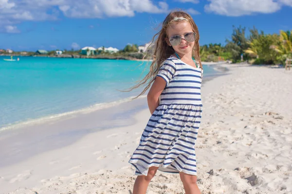 Adorable niña en la playa durante las vacaciones de verano —  Fotos de Stock