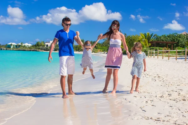 Famiglia felice con due bambini in vacanza estiva — Foto Stock