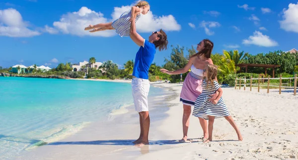 Happy family with two kids on summer vacation — Stock Photo, Image