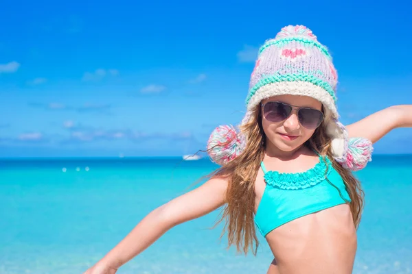 Portrait of smiling little girl enjoy summer vacation — Stock Photo, Image