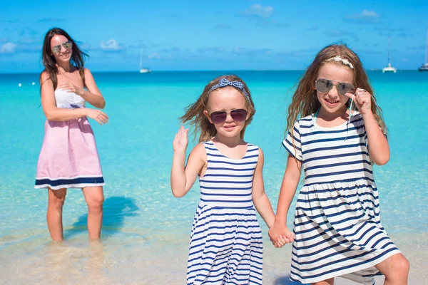 Szczęśliwy dziewcząt i młodych mama podczas wakacji na plaży — Zdjęcie stockowe