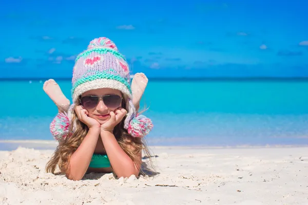 Gülümseyen küçük kız portresi keyfini yaz tatili — Stok fotoğraf
