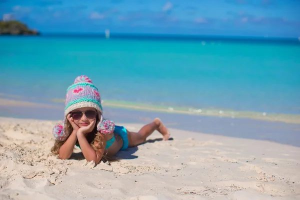 Glücklich entzückendes kleines Mädchen im Sommerurlaub am Strand — Stockfoto