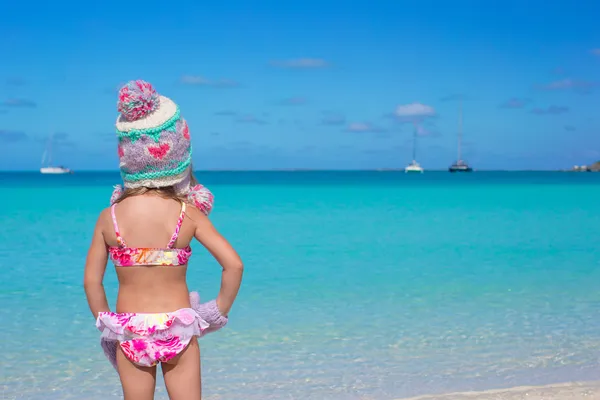 Kleines entzückendes Mädchen am tropischen Strand — Stockfoto