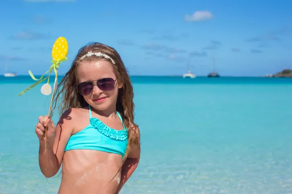 Entzückendes kleines Mädchen am weißen Strand während der Sommerferien — Stockfoto