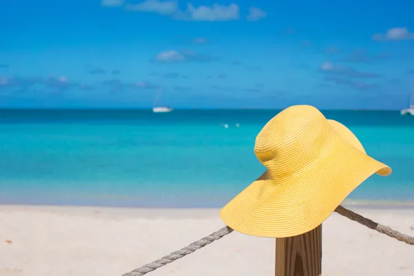 Gelbe Mütze am Strandzaun auf Karibik-Insel — Stockfoto