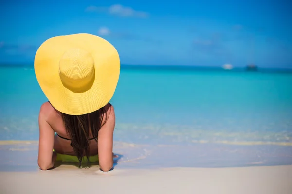 Jonge vrouw in de hoed op het strand genieten van Caribische vakantie — Stockfoto