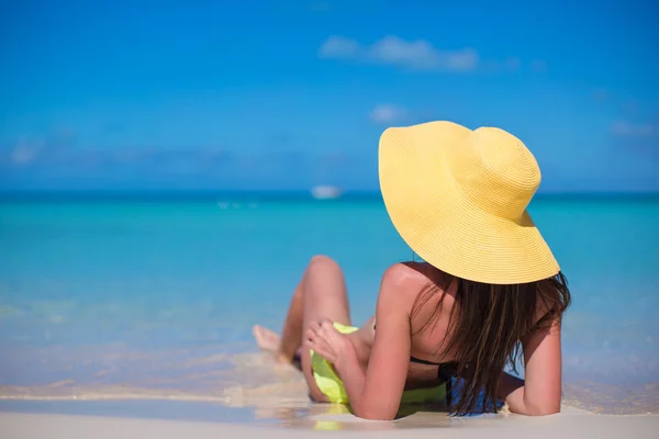 Молодая женщина в шляпе на пляже наслаждается отдыхом на Карибах — стоковое фото