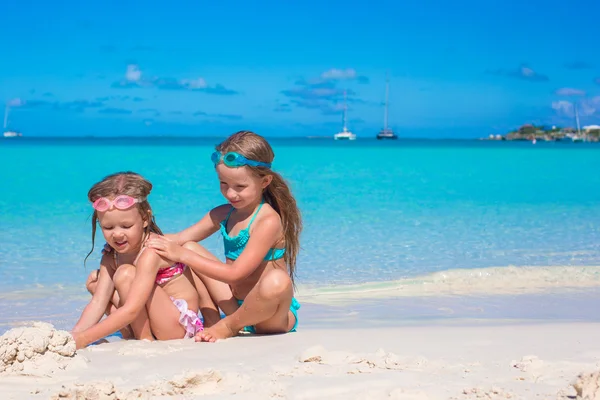 Niñas adorables en traje de baño y gafas para nadar en la playa tropical —  Fotos de Stock