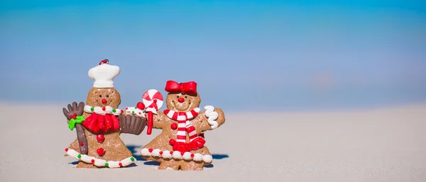 Biscoitos de homem de gengibre de Natal em uma praia de areia branca — Fotografia de Stock