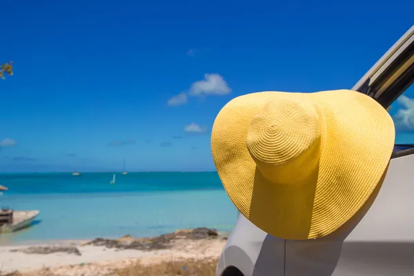 Gele hoed op de auto bij Caribische eiland — Stockfoto