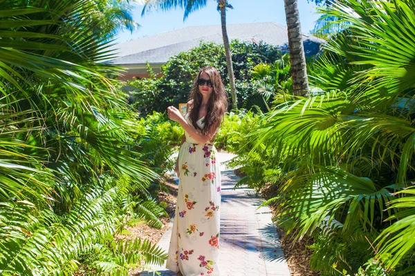 Giovane bella donna in vacanza estiva in giardino lussureggiante — Foto Stock