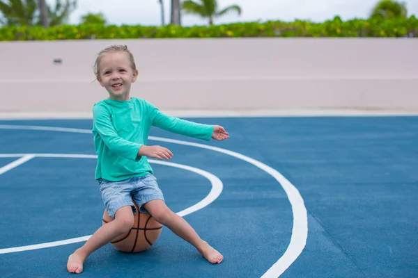 Menina se divertir com basquete na quadra ao ar livre — Fotografia de Stock