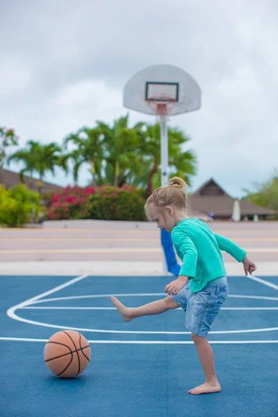 Meisje met basketbal op rechter in tropische resort — Stockfoto