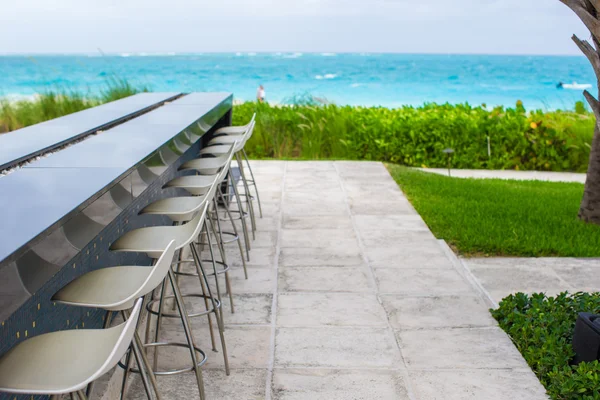 Bar al aire libre en la playa tropical en el fondo del Caribe el mar —  Fotos de Stock