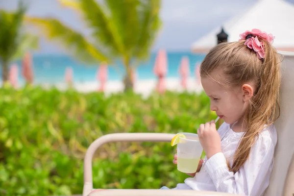 Adorable niña bebiendo jugo en la cafetería al aire libre —  Fotos de Stock