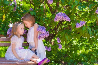 blossom ağaçlar arka plan, küçük şirin kızlar