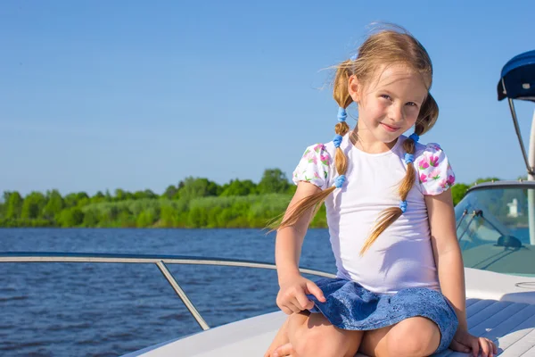 Kleines Mädchen segelt auf Luxusjacht — Stockfoto