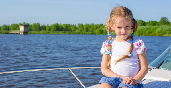 贅沢なヨットの上でリラックスできる小さな女の子 — ストック写真