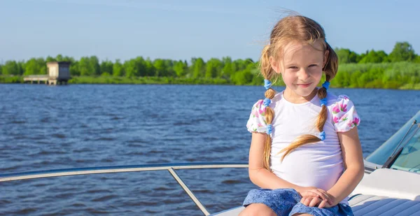 Niña relajándose en un yate de lujo —  Fotos de Stock