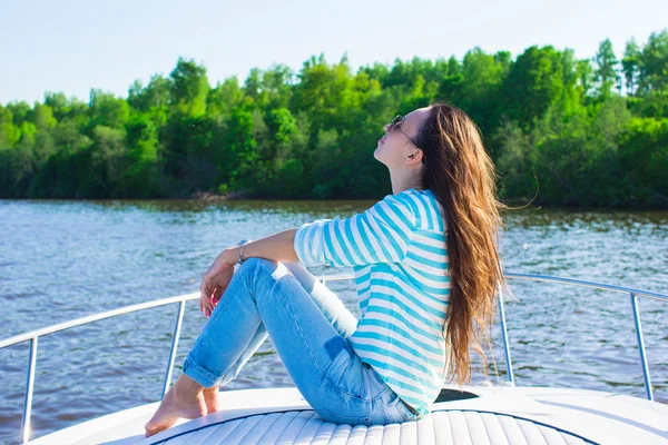 Jonge vrouw ontspannen op jacht in zomerdag — Stockfoto