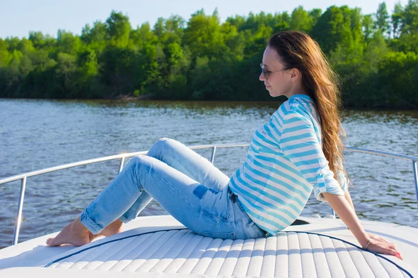 Junge Frau entspannt sich an einem Sommertag auf Jacht — Stockfoto