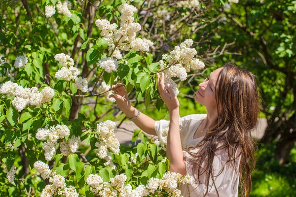 Joven hermosa mujer en el jardín de color lila blanco disfrutar del día de primavera —  Fotos de Stock