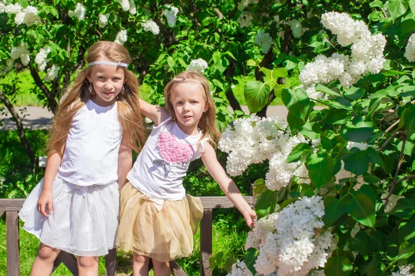 Petites filles heureuses profiter week-end dans beau jardin fleuri — Photo