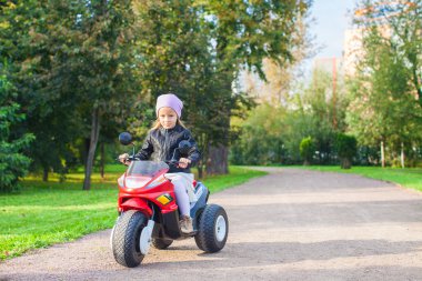 onun oyuncak motosiklet üzerinde oturan deri ceketli güzel kız