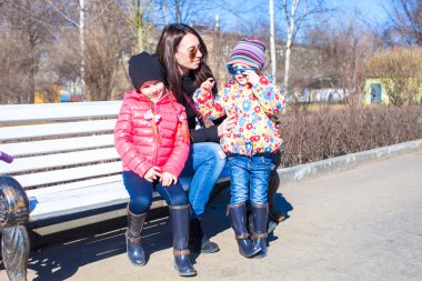 mutlu anne ve kızıyla güneşli bir gün parkta keyfini çıkarın