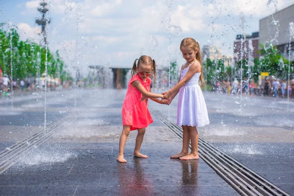 小さな女の子はオープン通りの噴水で晴れた日を楽しむ — ストック写真