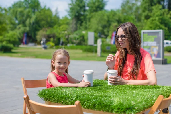 Jeune mère et sa petite fille au café extérieur le jour chaud — Photo